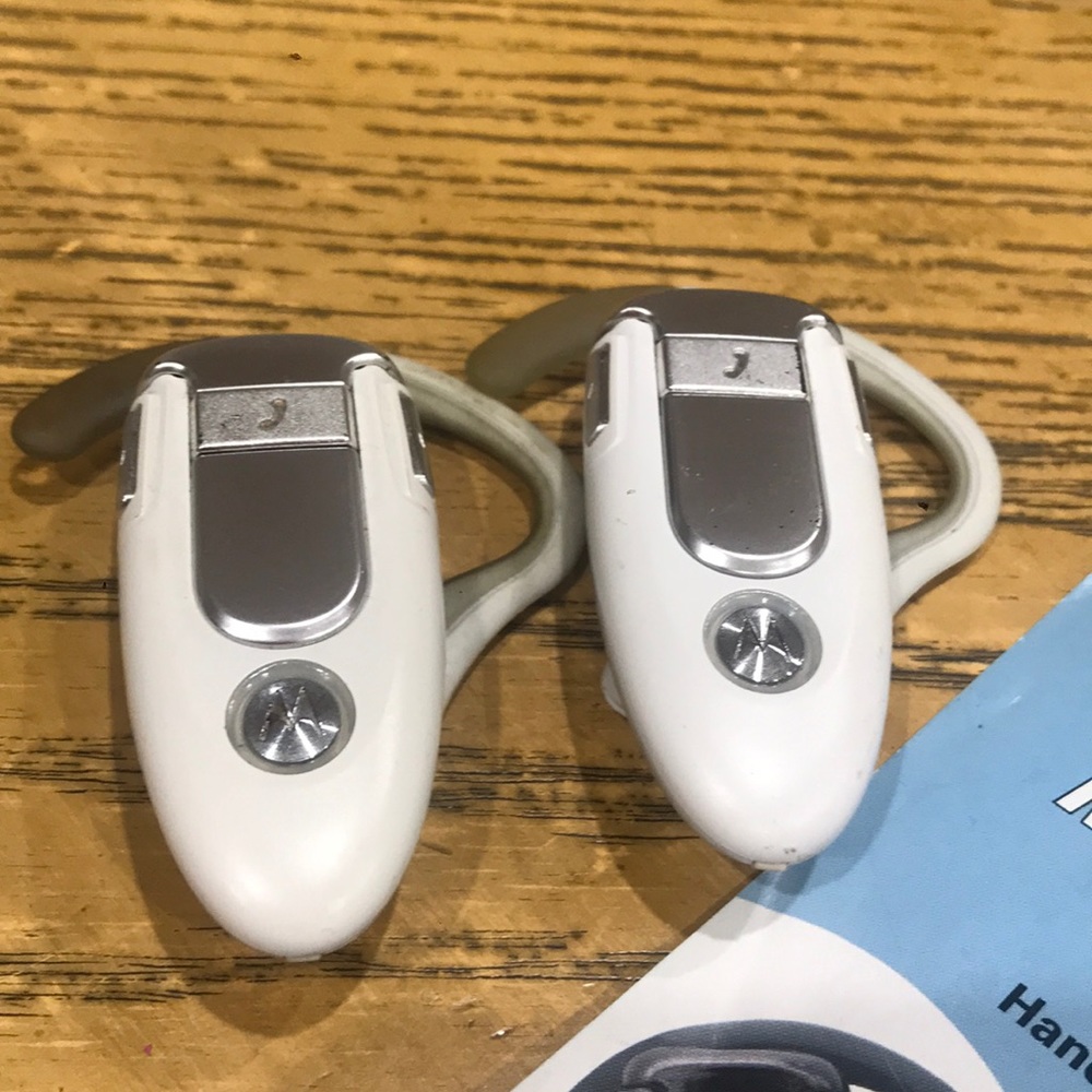 Two Bluetooth headset - Picture 2 of 5